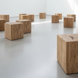 Zajímá mě, co se vám líbí víc – dubové kostky a lavice v kombinaci s kovovými podnožemi, nebo raději čisté dřevo bez kovu?...